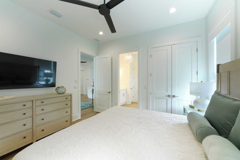 Sleeps 39 2 Luxe Homes w/ Free Golf Cart, Private Pool+spa 3 Blocks to Beach