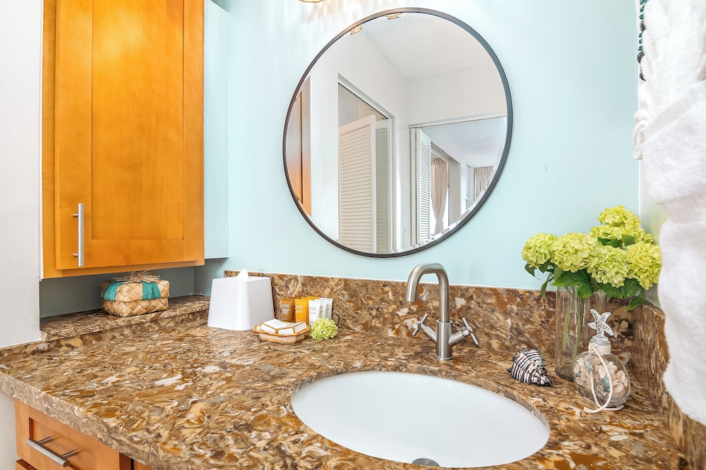 High Floor Ocean View Condo (King Bed and Parking): bathroom photo