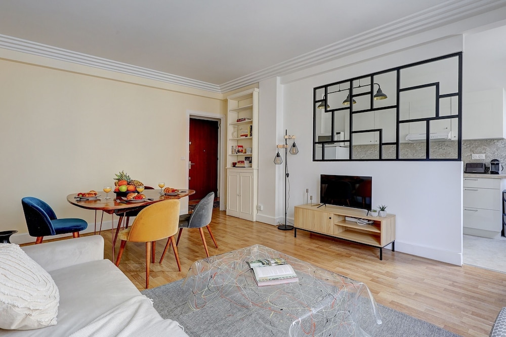 Elegant 1BR Near Eiffel & Champ de Mars