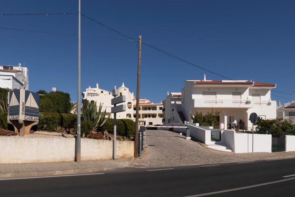 Stunning Olhos do Mar Apt, Albufeira