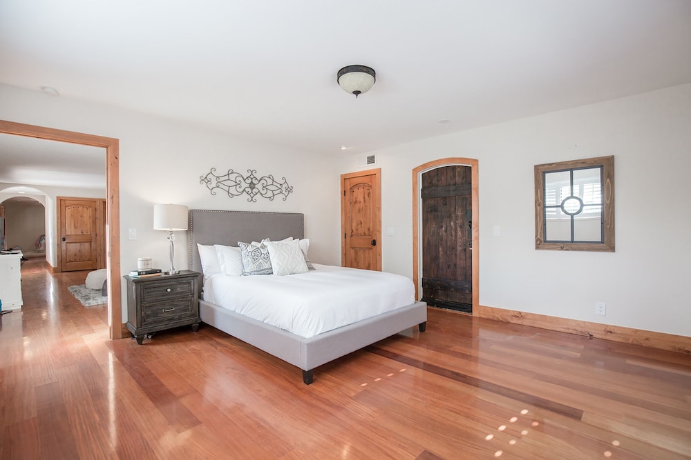De Luz by Avantstay 5 Acre Estate w Lake Pool Hot Tub