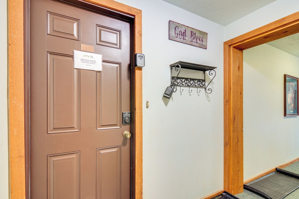 Walk to Brian Head Resort: Condo w/ Pool Access!