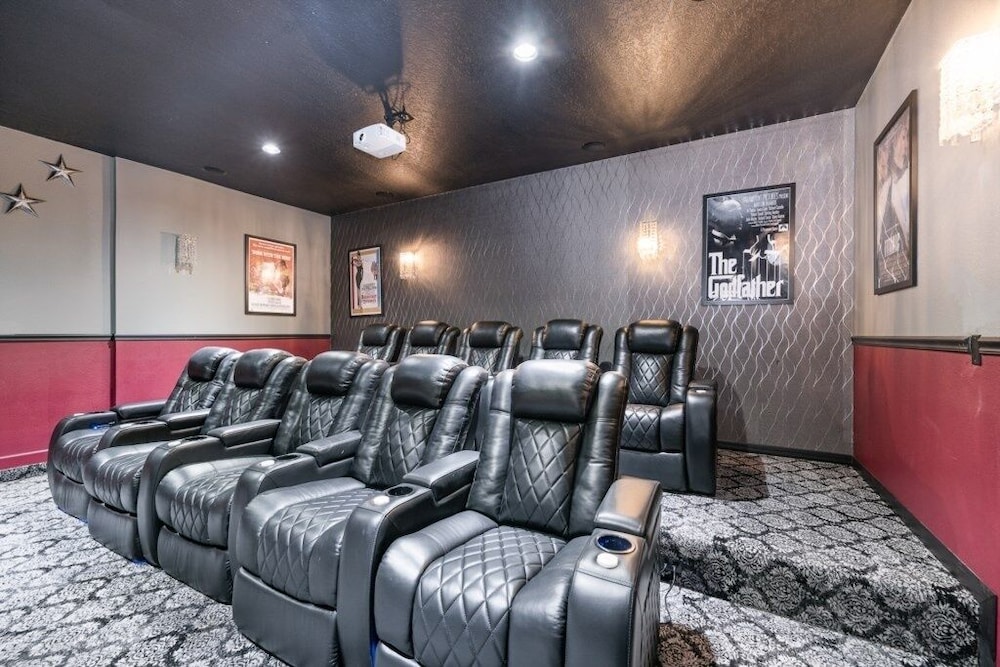 9 Bed Pool, Spa, Movie Room & Game Room! 9 Bedroom Home by RedAwning