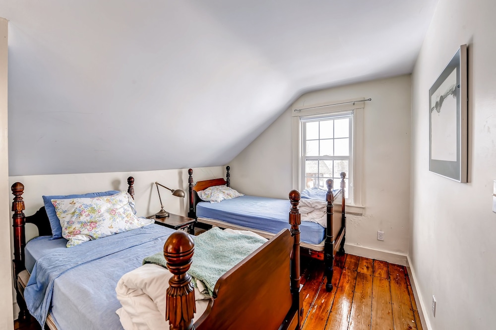 Ipswich Cottage: Beautiful Views, 5 Mins to Beach