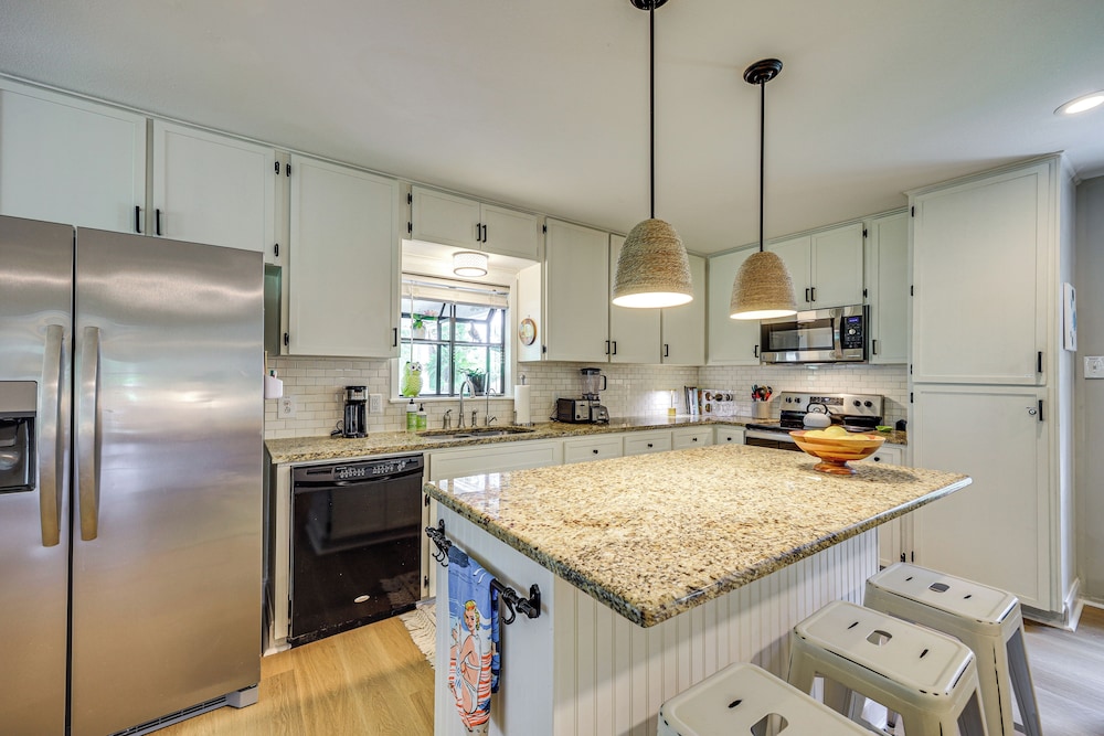 Mod on the Guad Home w/ Lake Mcqueeney Views!