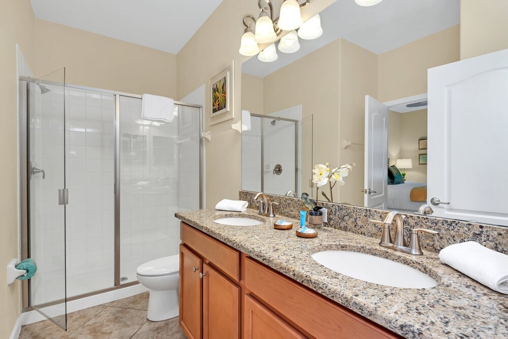 Warm and Inviting Family Villa! Themed Rooms, Movie Room and Upstairs Entertainment Loft - Image 4