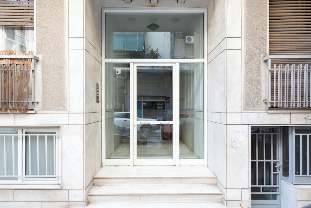 Cozy & Chic Stay Near Metro Station