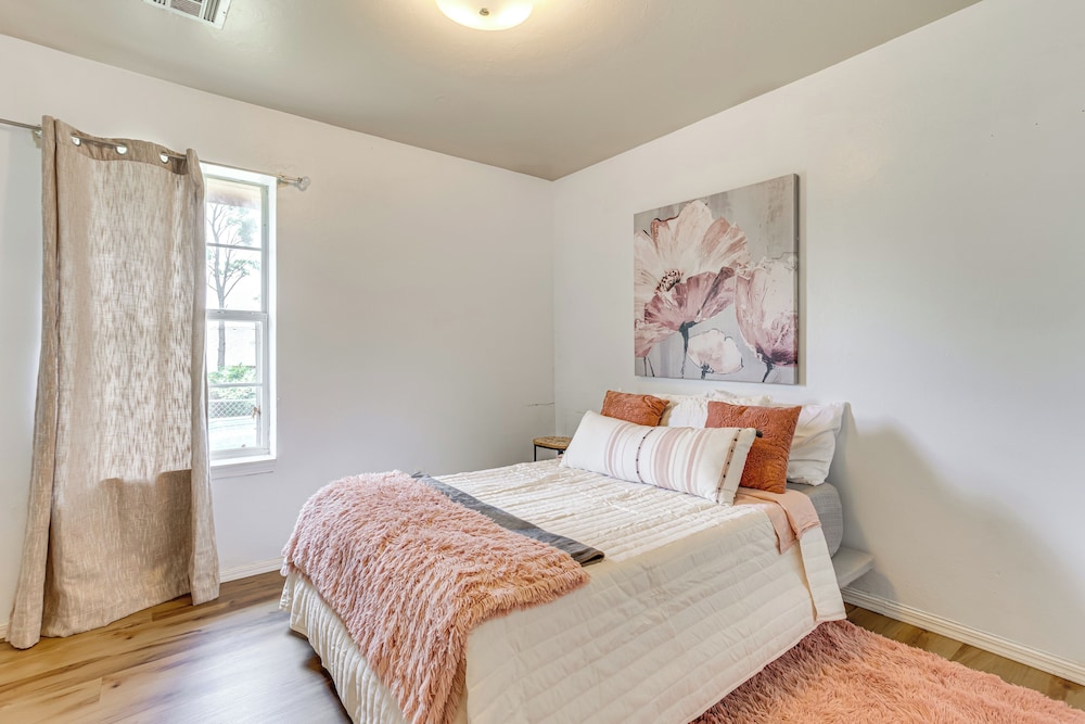 < 1 Mi to Oak Tree National: Cozy Getaway!