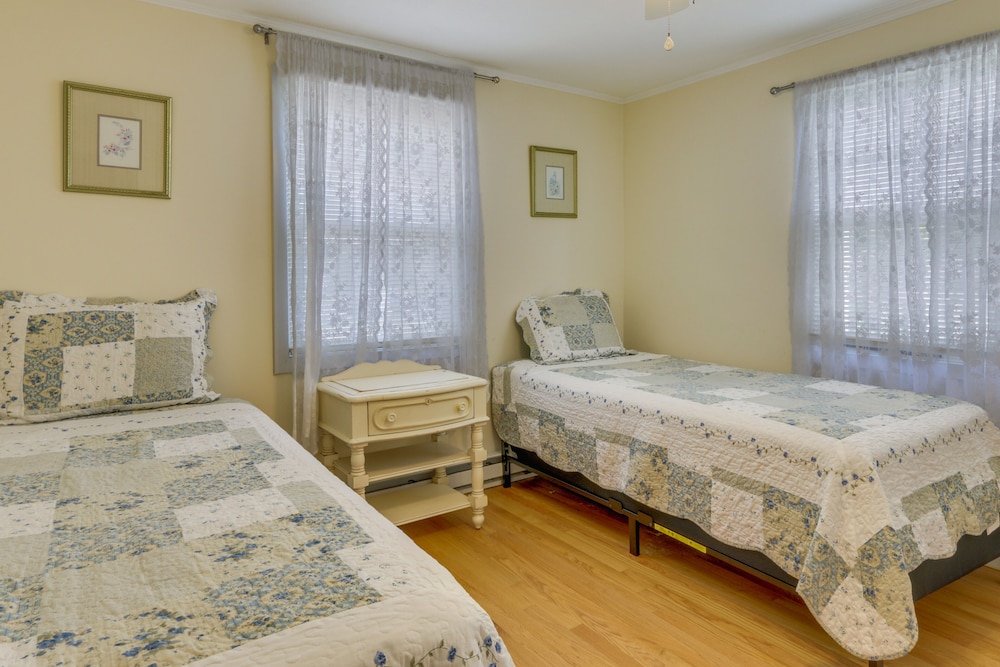 Cozy Westbrook Vacation Rental - Walk to Beach! view 3