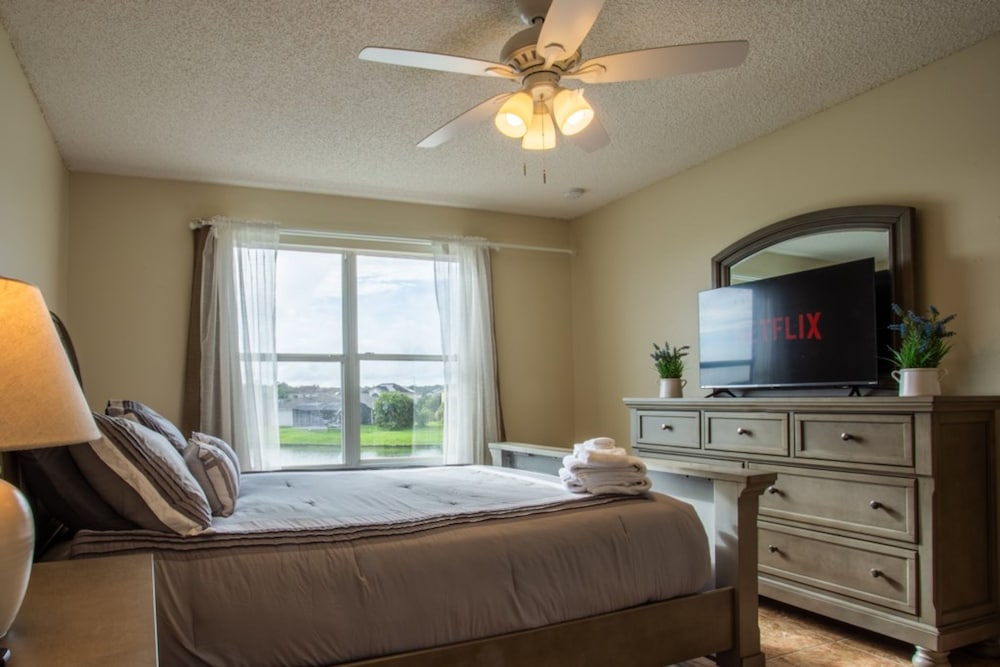 Cheerful 5 bed - 4 Bath Spacious Home