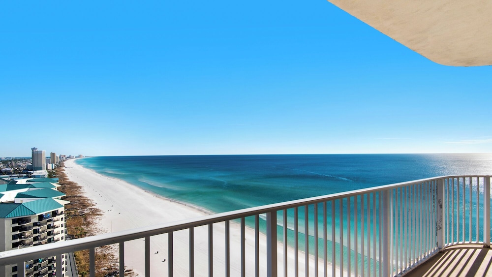 Beachfront Corner Unit w/ Wrap-around Balcony, Close to Attractions!