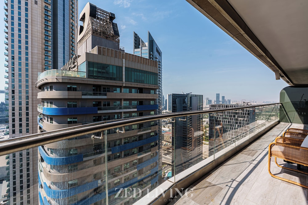 Downtown Dubai | Walk to Dubai Mall + Burj Views