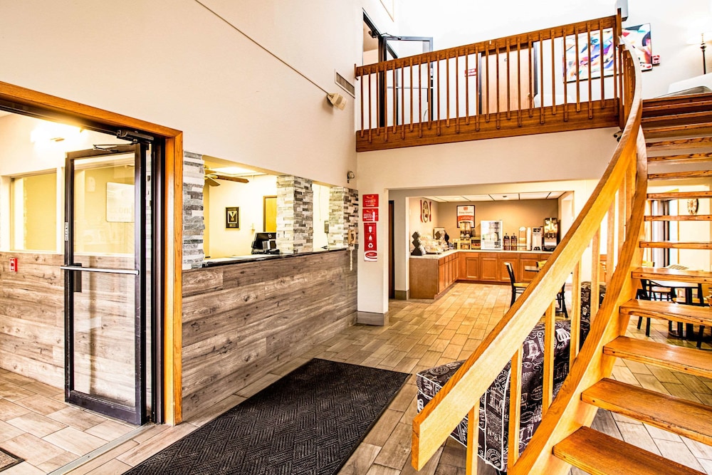 Watertown Vacations - Econo Lodge Watertown - Property Image 1