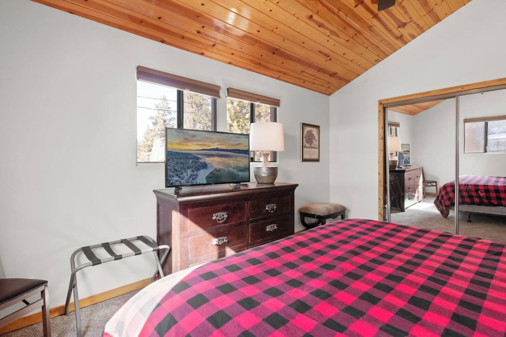 Lakeside Cottage - Charming  Retreat