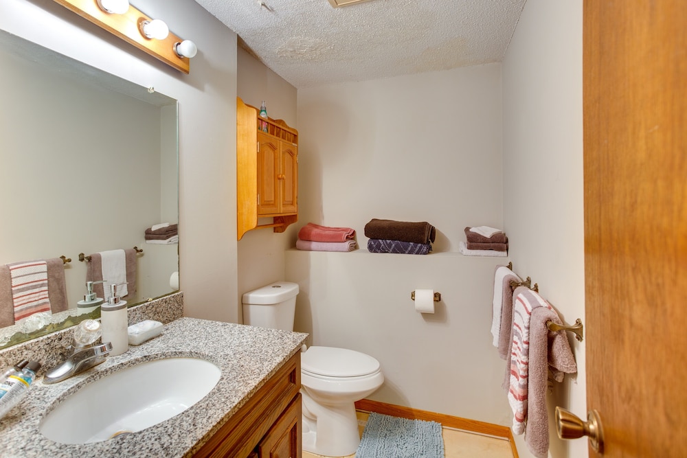 Spacious Family Home: 11 Mi to Dtwn Minneapolis!