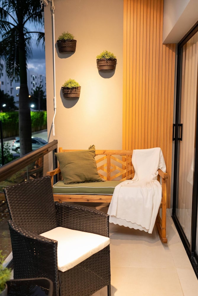 Dream Stay - Pool & Gym - 10min Airport & Homs