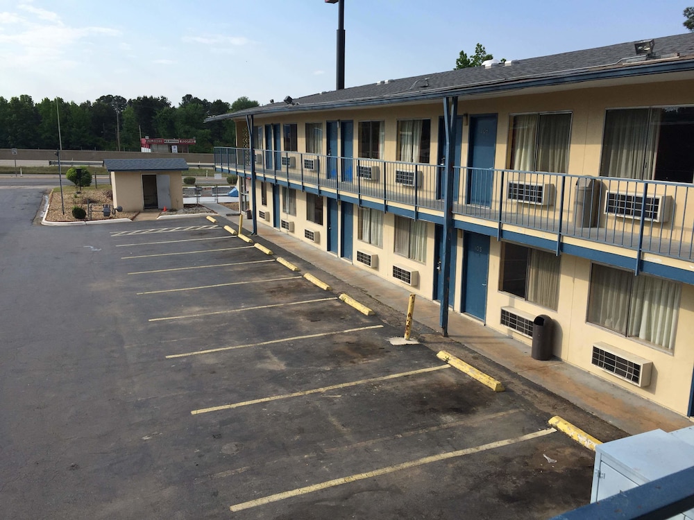 Hotel Super 7 Inn - Image 1