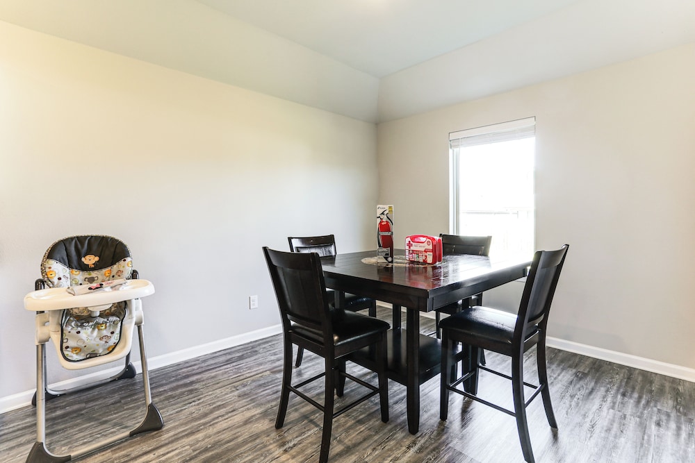 13 Mi to Baton Rouge: Family-friendly Home