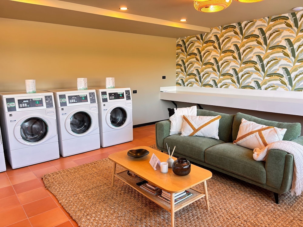 BEE Suites San José - Santa Ana