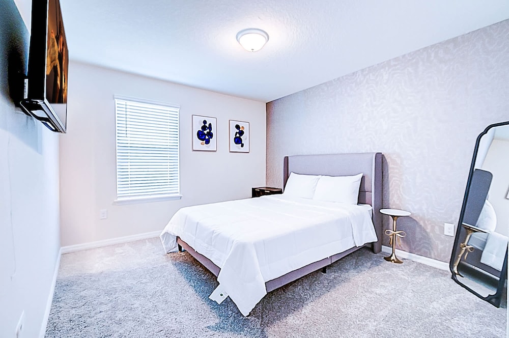 15976 Spacious Charming Family Getaway