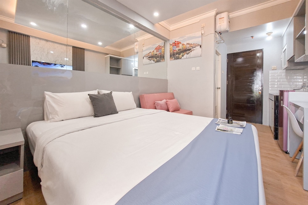 Modern Chic Studio At Sky View Apartment