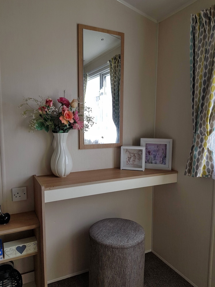 Pool-garden-2br-parking-wifi-sleeps6 view 4