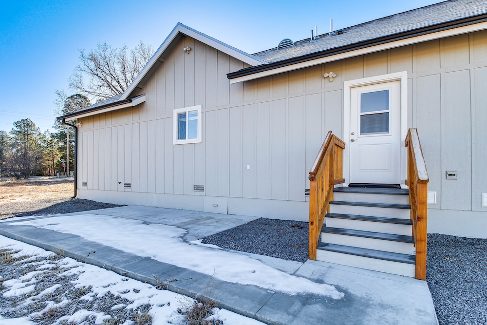 Lakeside Vacation Rental: 4 Mi to Show Low Lake!