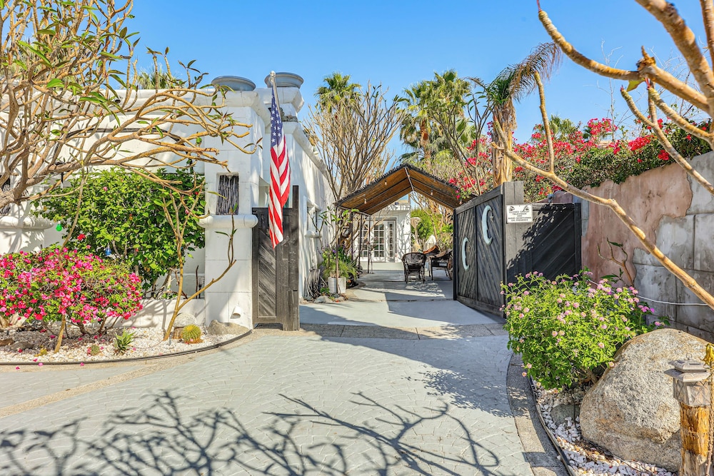 Golf, Shop & Hike: Sleek Rancho Mirage Studio