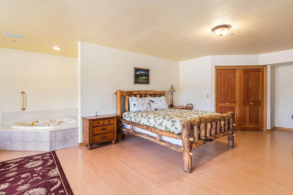 H7 at Hope Mountain -- 6-Bedroom Retreat Home at Allenspark Colorado 6 Home by RedAwning - Property Image 35