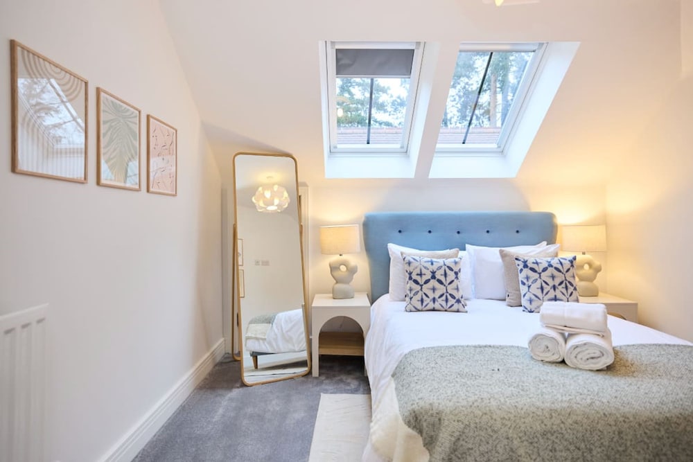 The Ascot Escape - Stylish 4bdr With Courtyard
