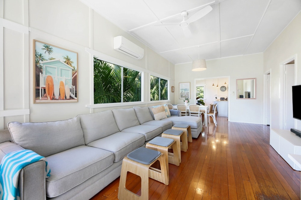 2-bed Beach House in Burleigh Heads Amidst Nature