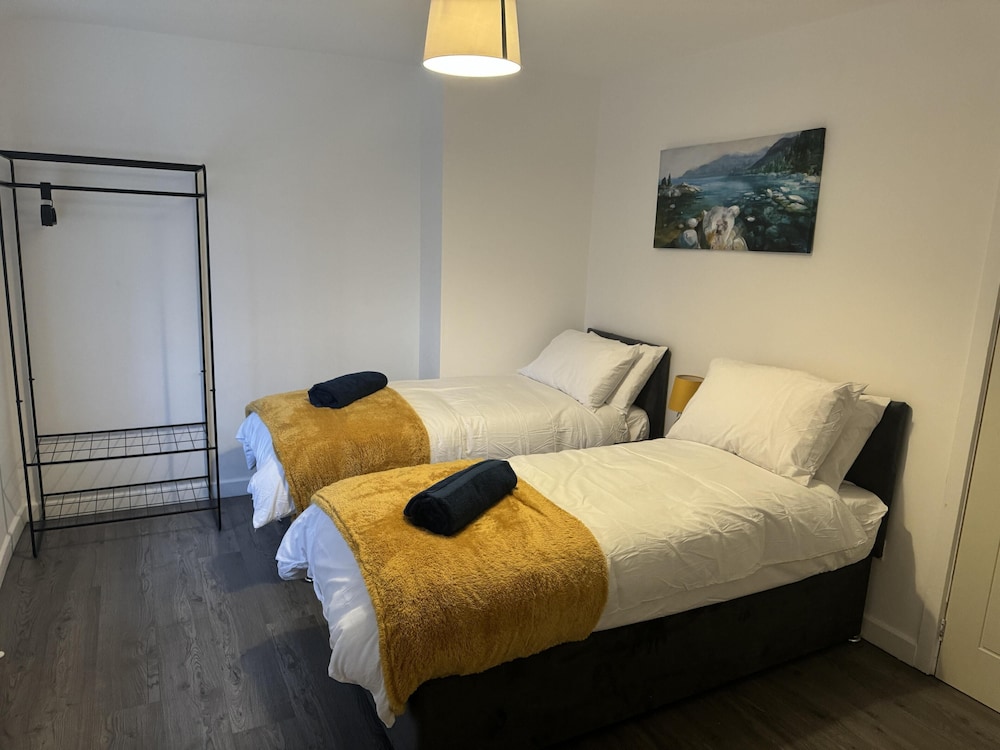 3 Bed-sleeps 5- Garden-pets-parking view 4