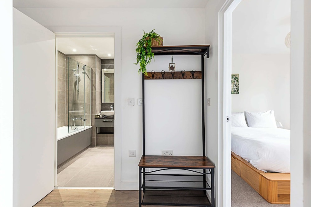 Well-connected, Cosy and Bright Modern Flat