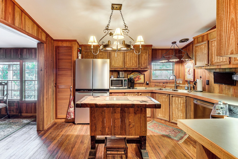 Sandy Shore & Multi-boat Dock! St Johns River Home