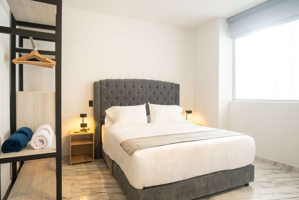 w Lovely 1BR w AC Near Ciudad Amurallada