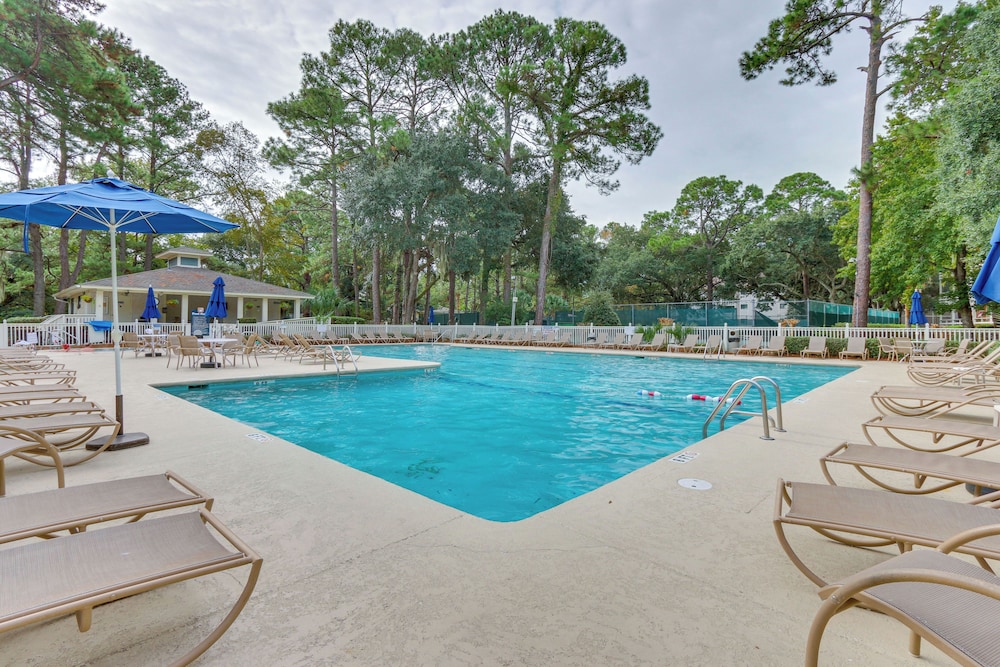 Walk to Beach: Condo w/ Balcony in Hilton Head!
