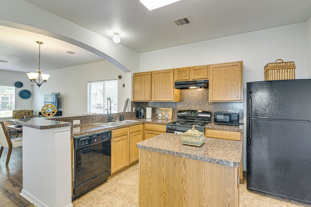 < 1 Block to Park: Family-friendly Houston Home!