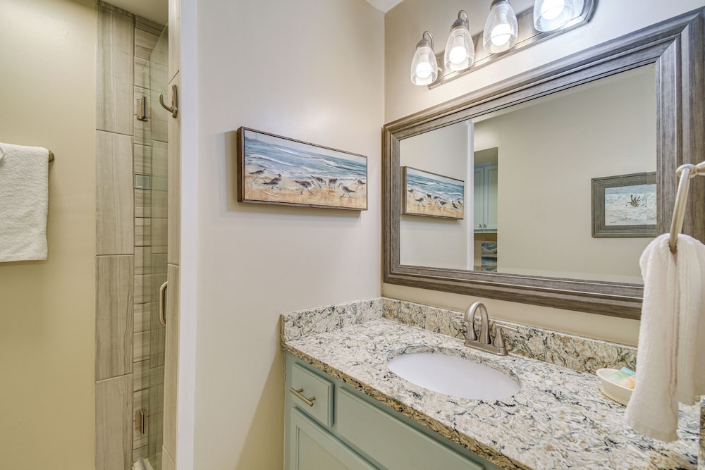 Balcony w/ Pool & Beach Views: Gulf Shores Condo!