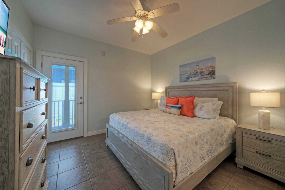 Sleeps 12 w/ Pool + Short Walk to Beach Costa Bahia Dual Retreat