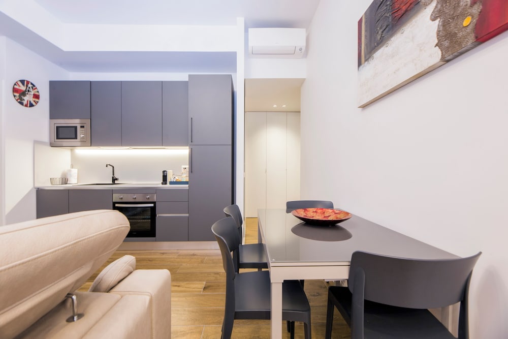 Chic apartments in Piazza Dante
