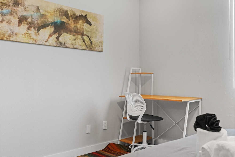 Modern 2BR Near UT Hyde Park Evonify - Property Image 15