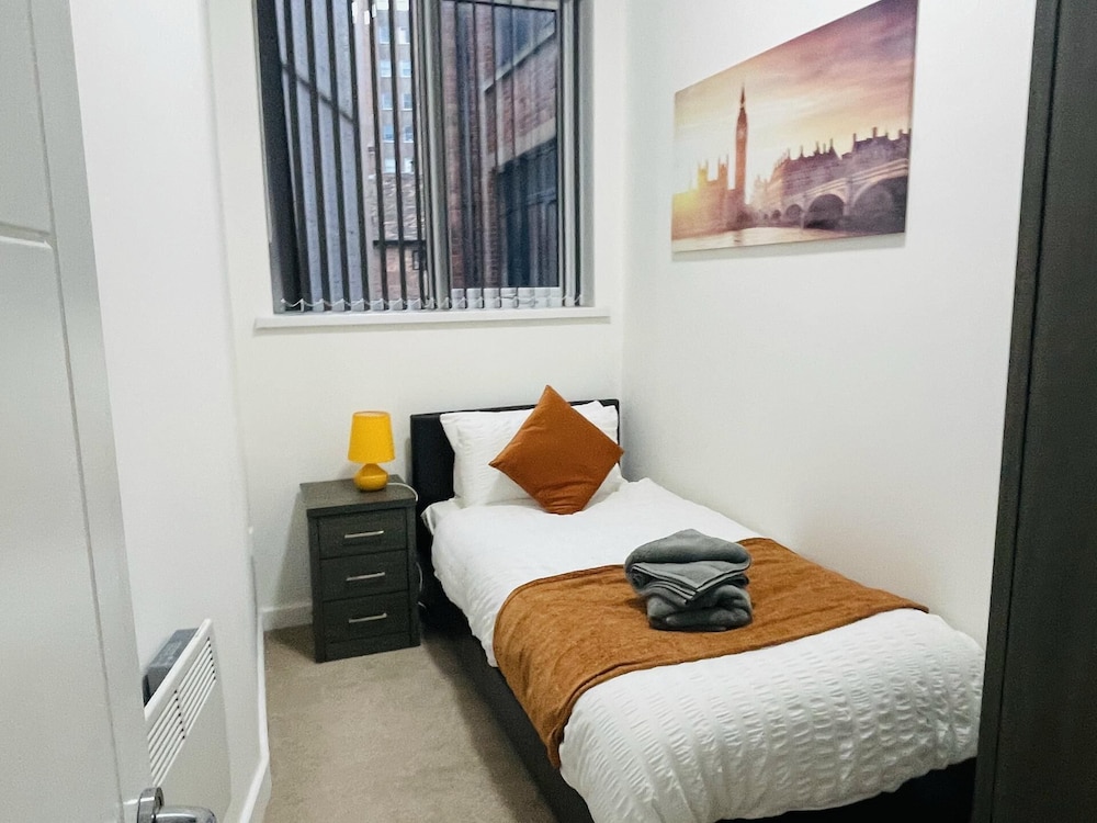 Jungle Themed 2-bed Apartment view 2