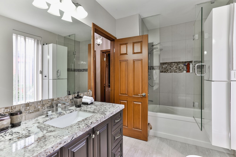 Stunning Victorian House in the Annex - Image 3