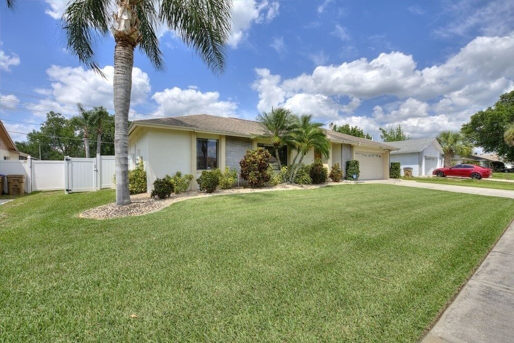 Relaxing Indian Ridge Home W/ Pool, Near Disney & More 4 Bedroom Villa