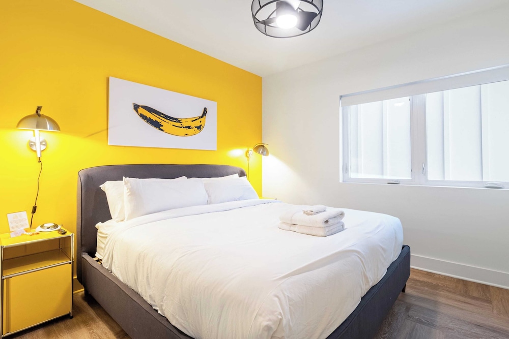 Dual Bachelor Pads w/ Rooftop Lounge & Games Sleeps 26 5 Min to Broadway