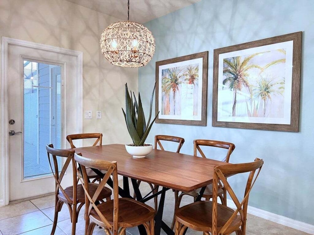 Large 5 Bed Family Townhome With Splash Pool 5 Bedroom Townhouse