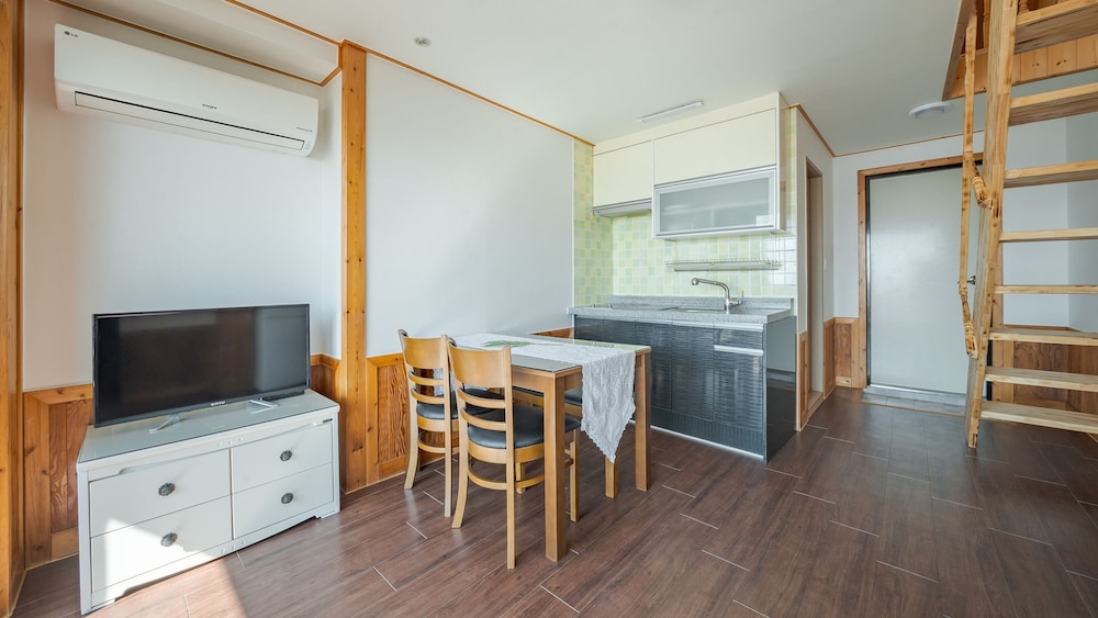 Yeongheungdo Rainbow Ocean View Pension
