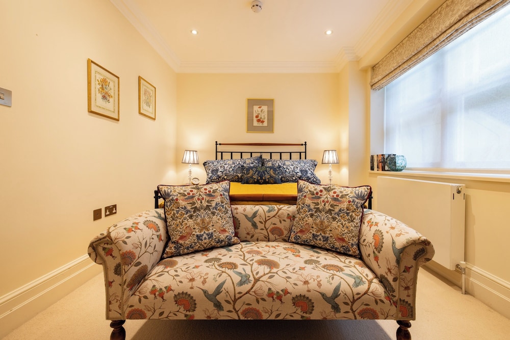 Large 3-bed 5-guest 1841 Duplex House Paddington