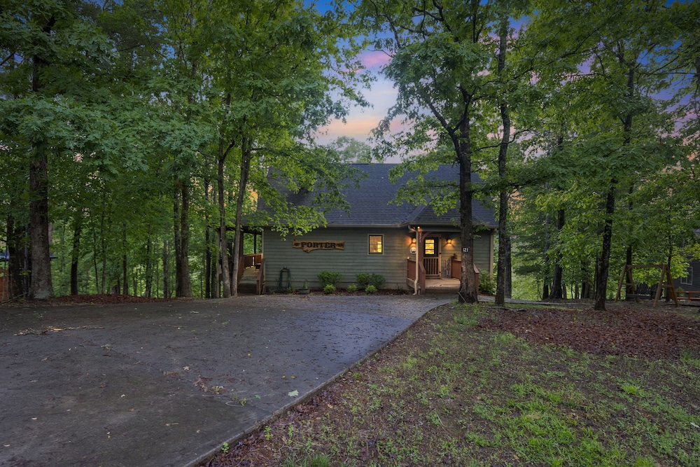 Mountain Getaway With Hot Tub & Game Room 4 Bedroom Cabin