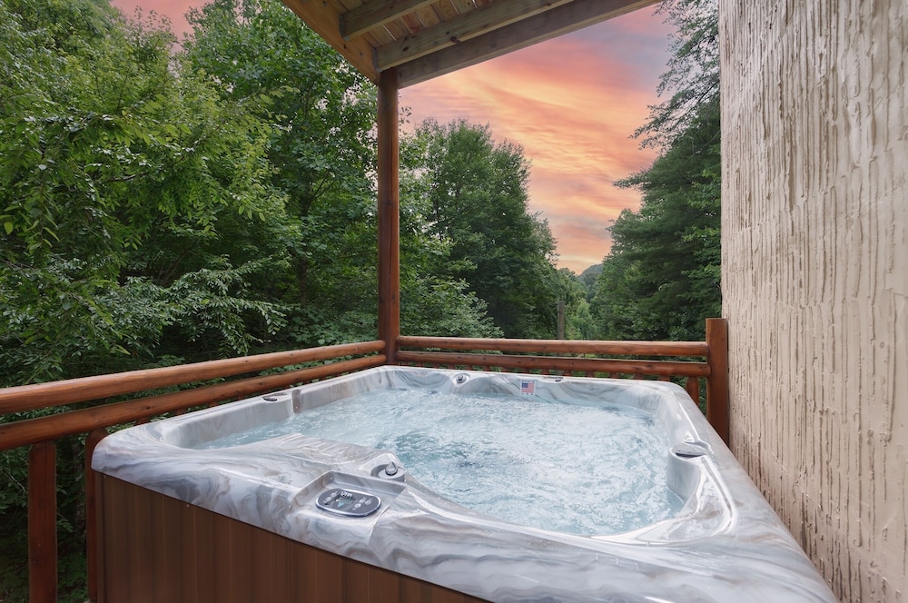 Black Bear Splash 6 Bedroom Cabin by RedAwning view 5